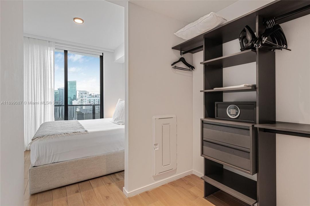 For Sale: $1,299,000 (2 beds, 3 baths, 1043 Square Feet)