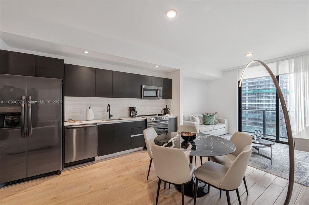 For Sale: $1,299,000 (2 beds, 3 baths, 1043 Square Feet)