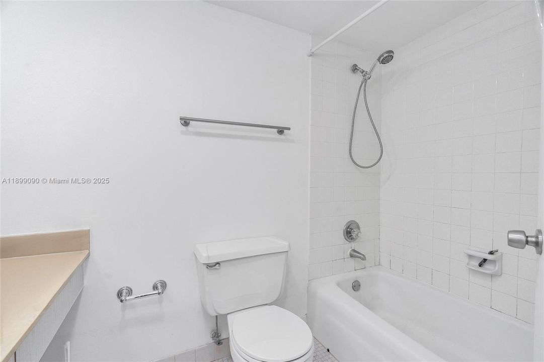 For Sale: $297,000 (1 beds, 1 baths, 943 Square Feet)