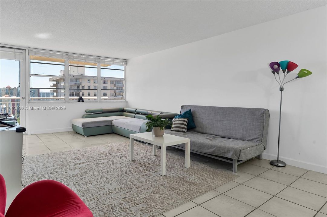 For Sale: $297,000 (1 beds, 1 baths, 943 Square Feet)