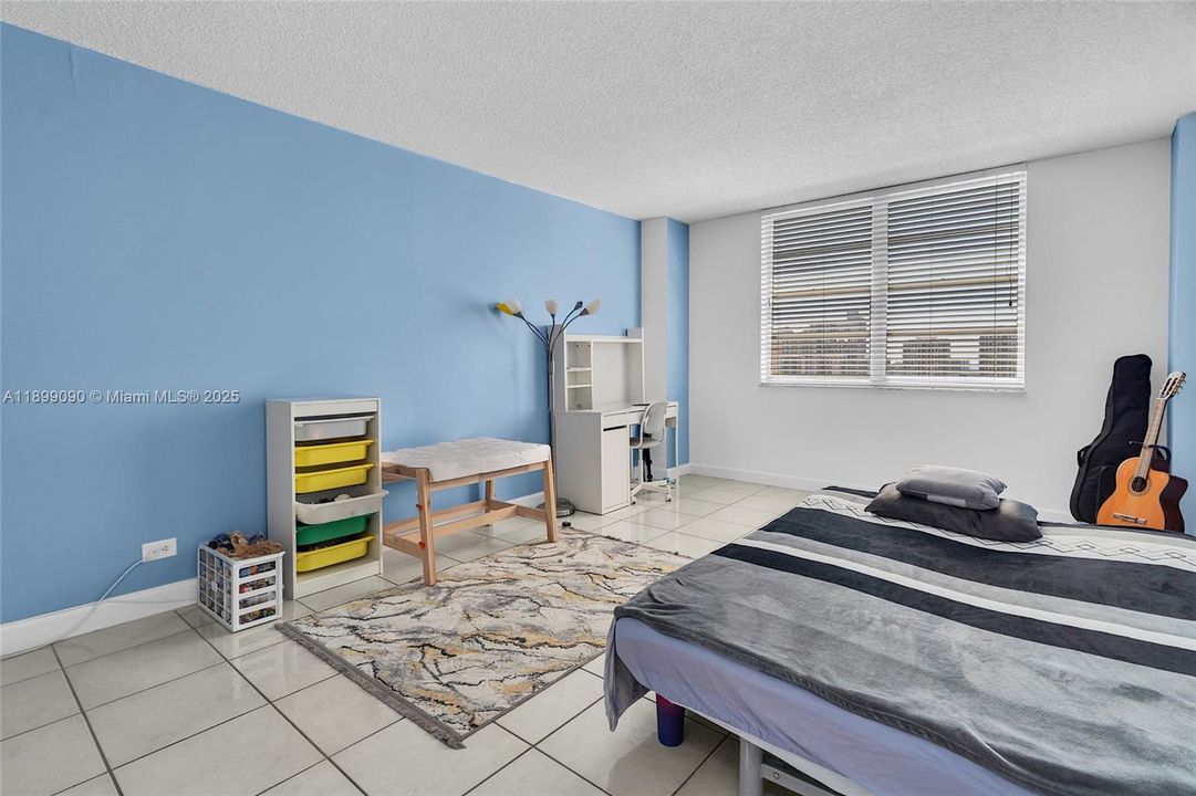 For Sale: $297,000 (1 beds, 1 baths, 943 Square Feet)