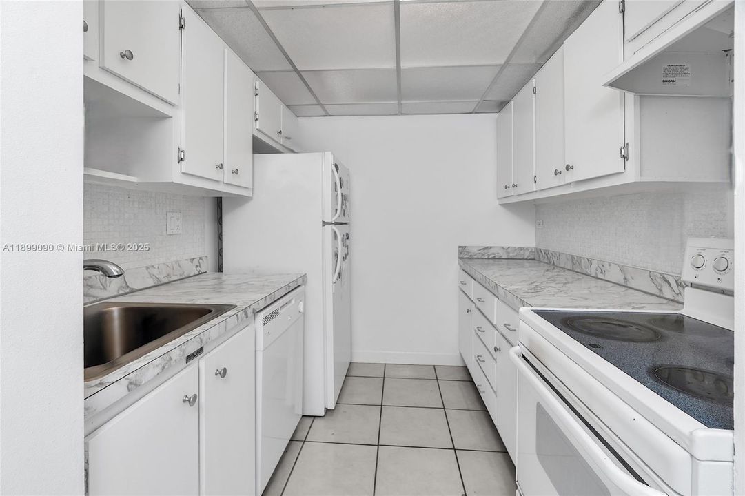 For Sale: $297,000 (1 beds, 1 baths, 943 Square Feet)