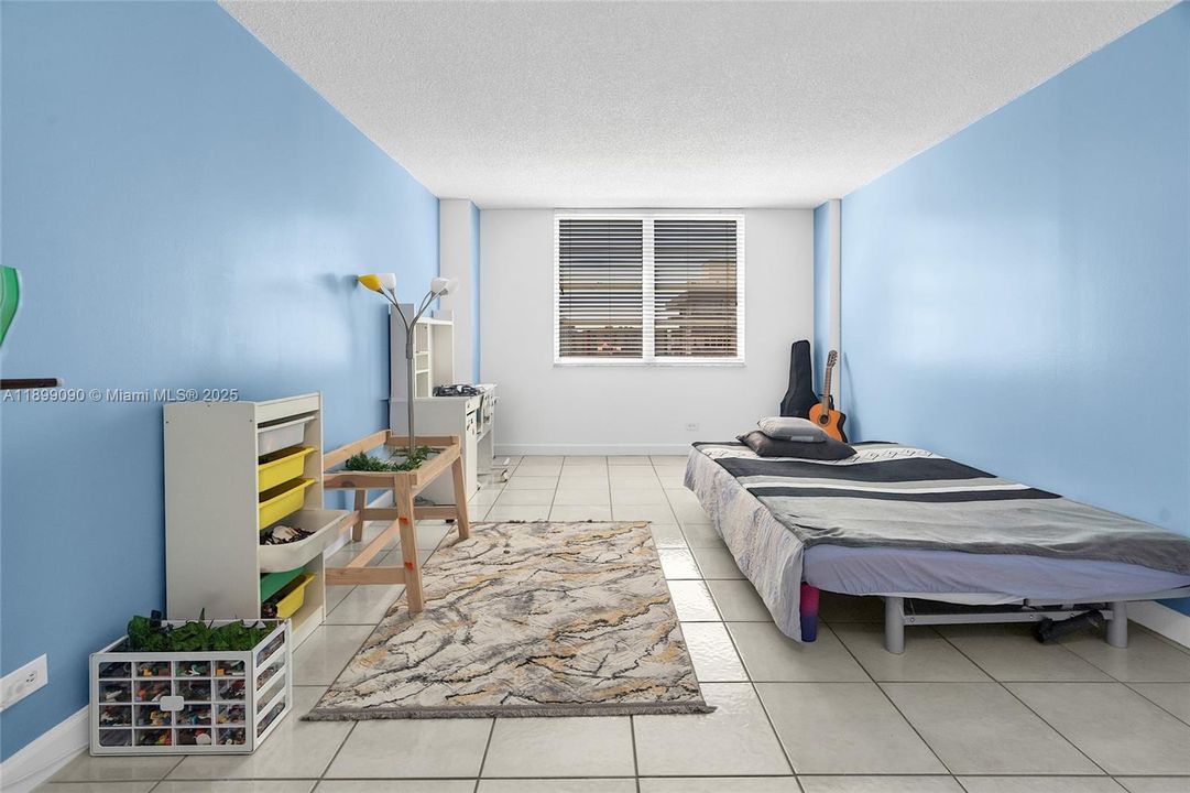 For Sale: $297,000 (1 beds, 1 baths, 943 Square Feet)