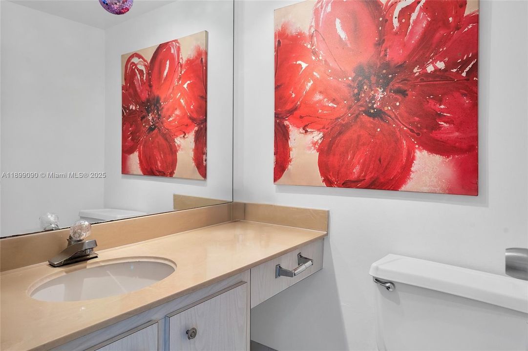 For Sale: $297,000 (1 beds, 1 baths, 943 Square Feet)