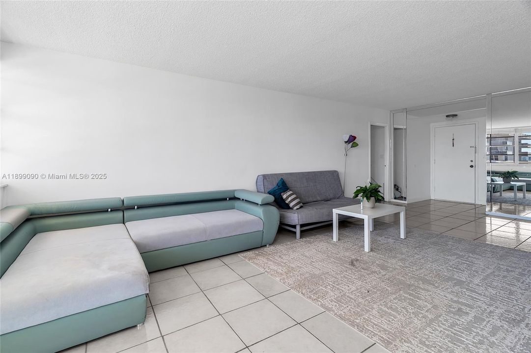 For Sale: $297,000 (1 beds, 1 baths, 943 Square Feet)