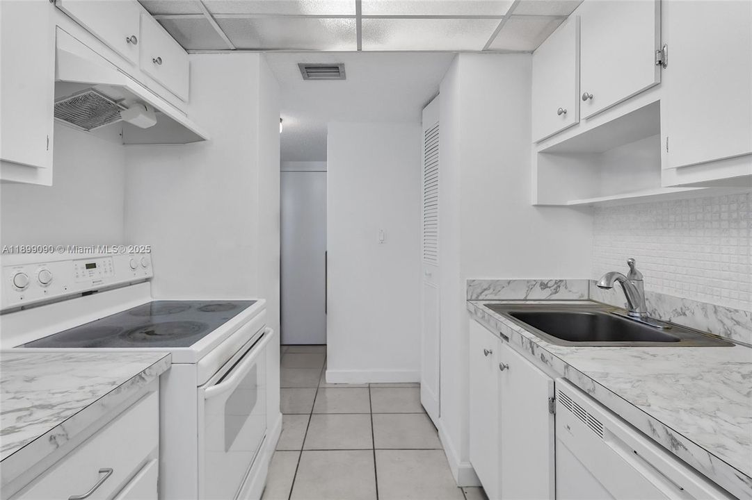 For Sale: $297,000 (1 beds, 1 baths, 943 Square Feet)