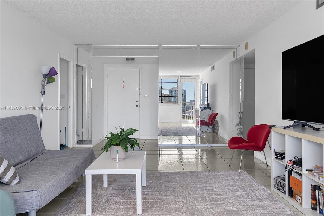 For Sale: $297,000 (1 beds, 1 baths, 943 Square Feet)