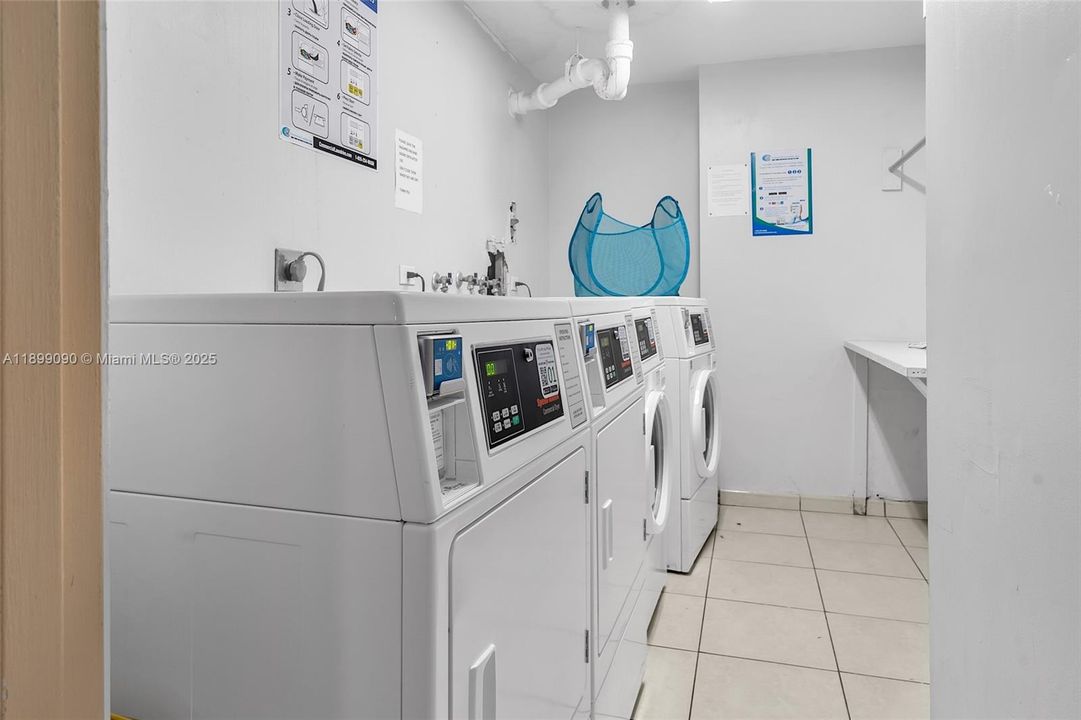 For Sale: $297,000 (1 beds, 1 baths, 943 Square Feet)