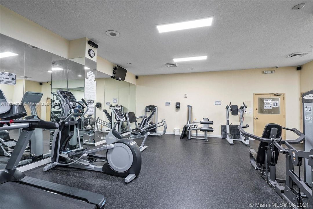 For Sale: $297,000 (1 beds, 1 baths, 943 Square Feet)