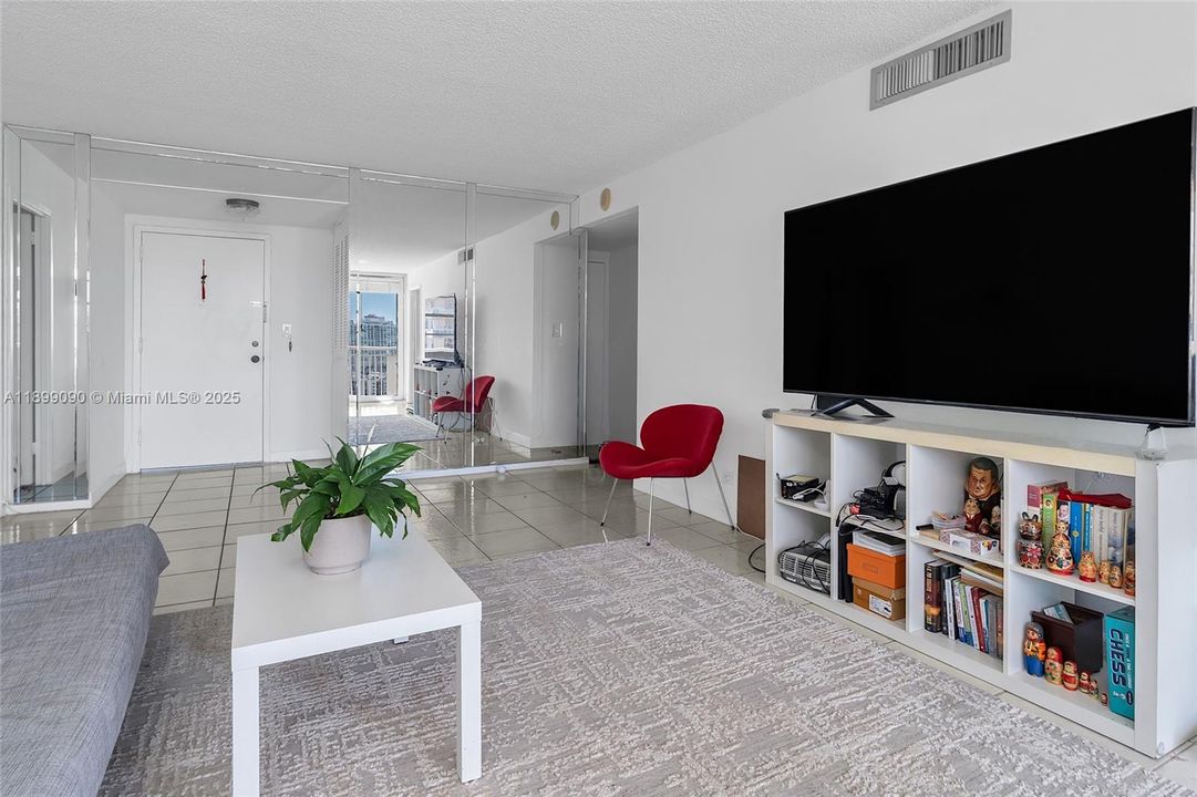 For Sale: $297,000 (1 beds, 1 baths, 943 Square Feet)