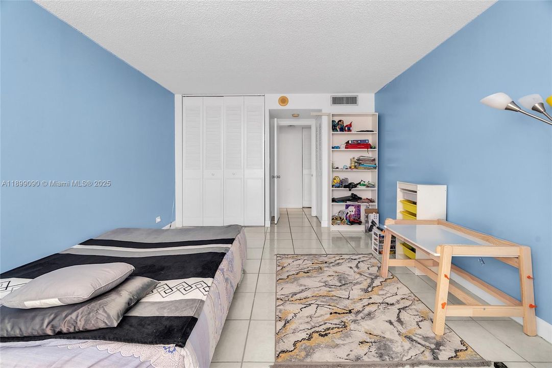 For Sale: $297,000 (1 beds, 1 baths, 943 Square Feet)