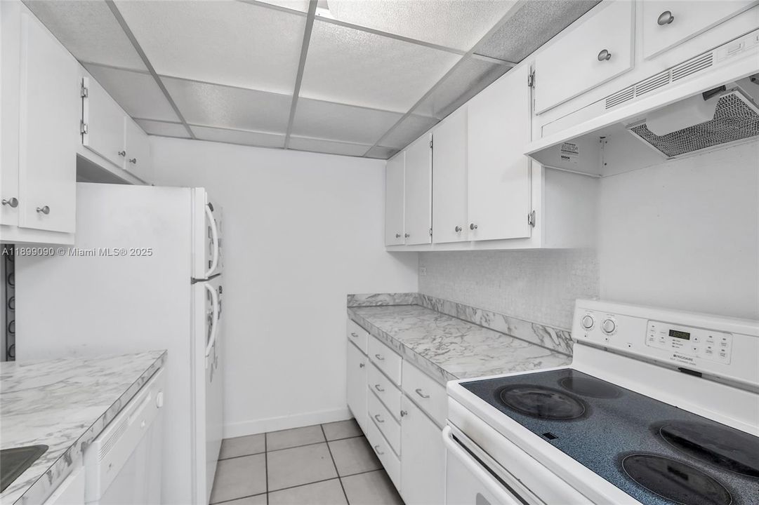 For Sale: $297,000 (1 beds, 1 baths, 943 Square Feet)