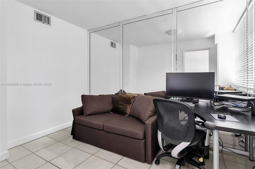 For Sale: $297,000 (1 beds, 1 baths, 943 Square Feet)