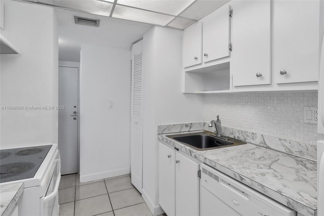 For Sale: $297,000 (1 beds, 1 baths, 943 Square Feet)