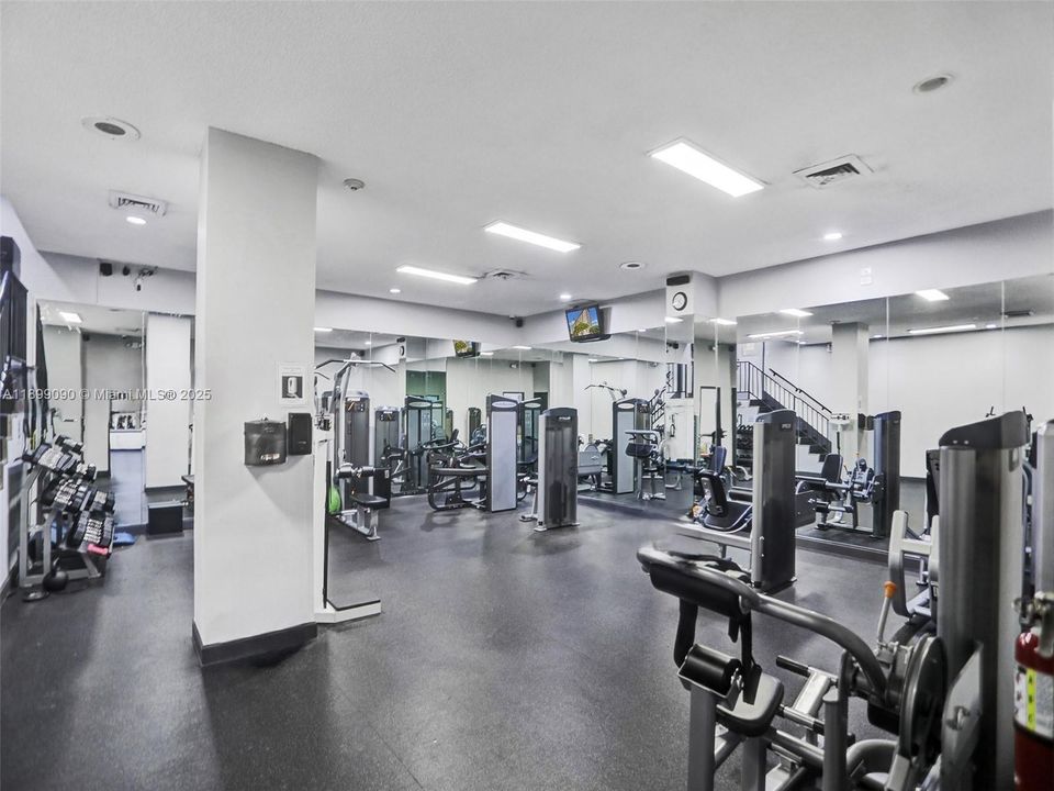 For Sale: $297,000 (1 beds, 1 baths, 943 Square Feet)