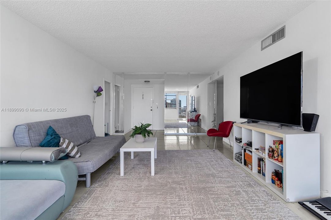 For Sale: $297,000 (1 beds, 1 baths, 943 Square Feet)