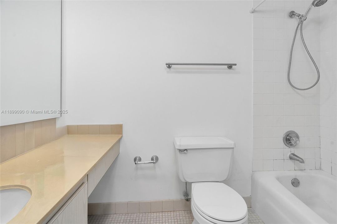 For Sale: $297,000 (1 beds, 1 baths, 943 Square Feet)