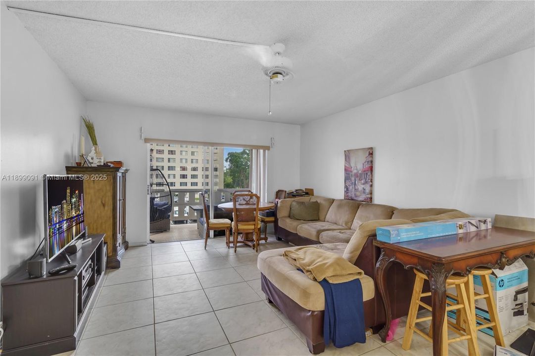 For Sale: $174,000 (2 beds, 2 baths, 1132 Square Feet)