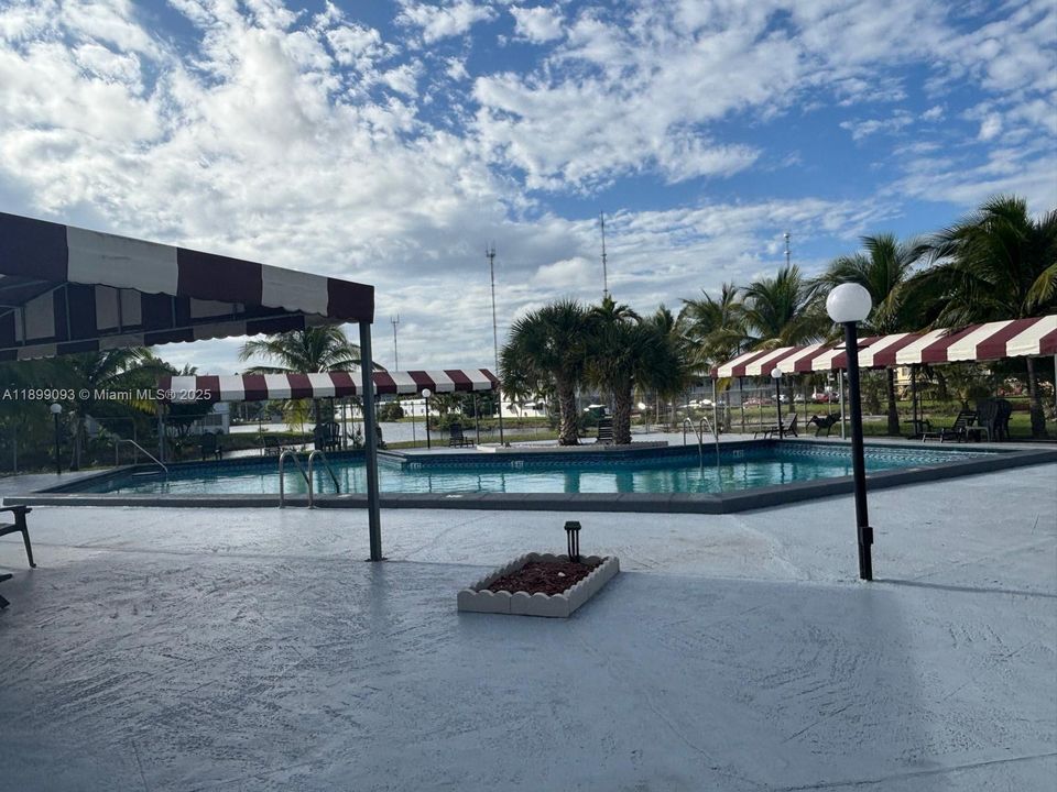 For Sale: $115,000 (1 beds, 1 baths, 692 Square Feet)