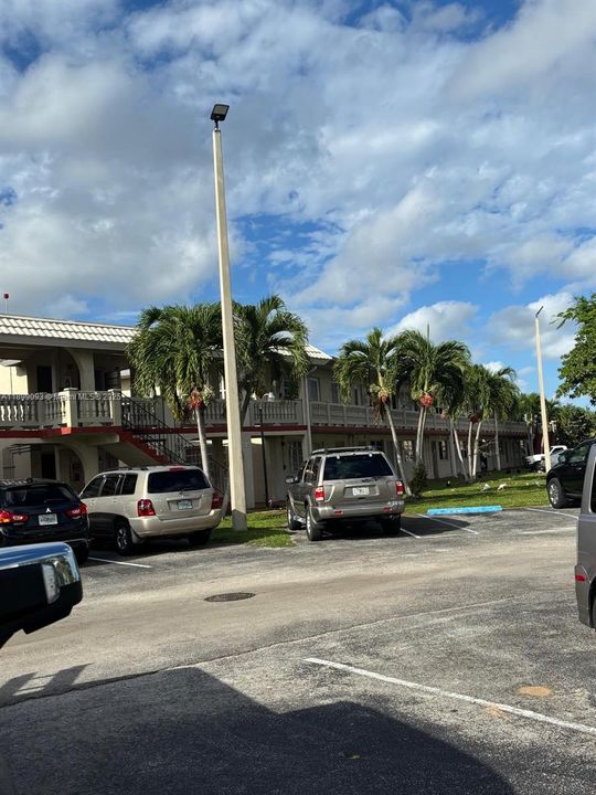 For Sale: $115,000 (1 beds, 1 baths, 692 Square Feet)