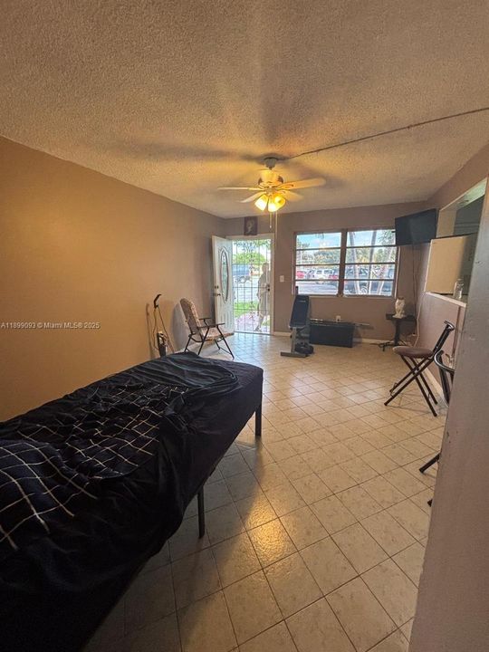 For Sale: $115,000 (1 beds, 1 baths, 692 Square Feet)