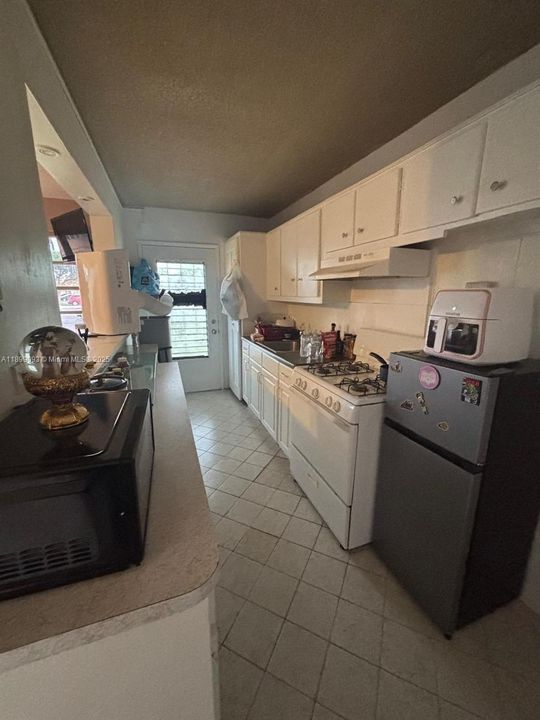 For Sale: $115,000 (1 beds, 1 baths, 692 Square Feet)