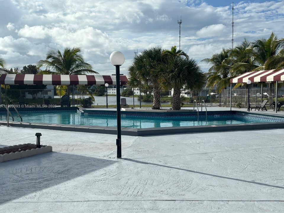 For Sale: $115,000 (1 beds, 1 baths, 692 Square Feet)