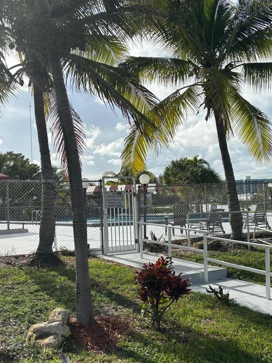 For Sale: $115,000 (1 beds, 1 baths, 692 Square Feet)