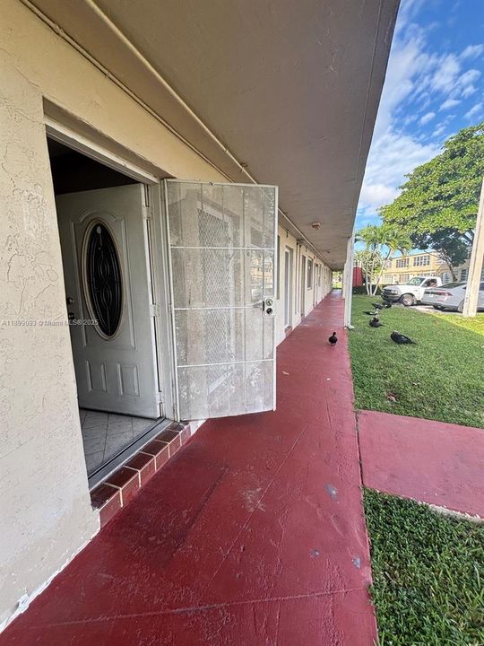 For Sale: $115,000 (1 beds, 1 baths, 692 Square Feet)