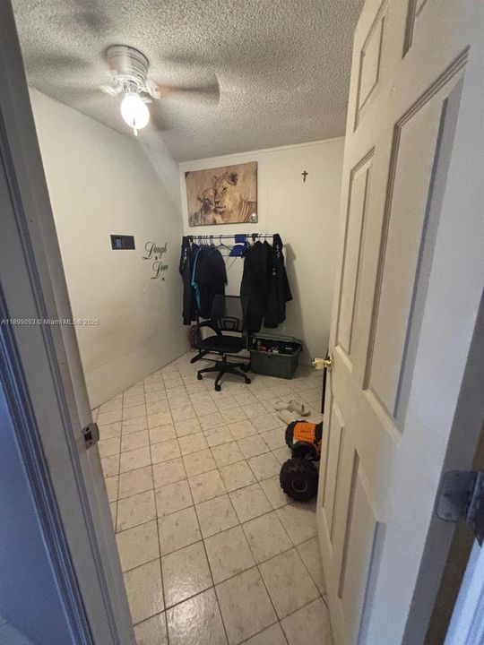For Sale: $115,000 (1 beds, 1 baths, 692 Square Feet)