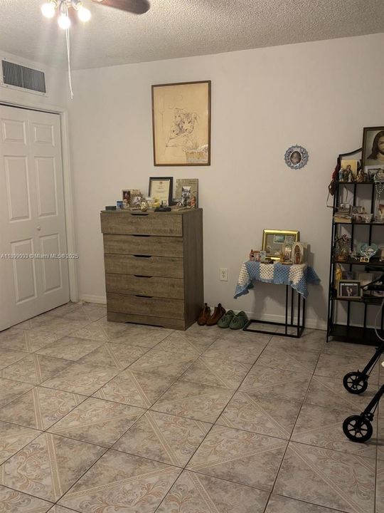 For Sale: $115,000 (1 beds, 1 baths, 692 Square Feet)