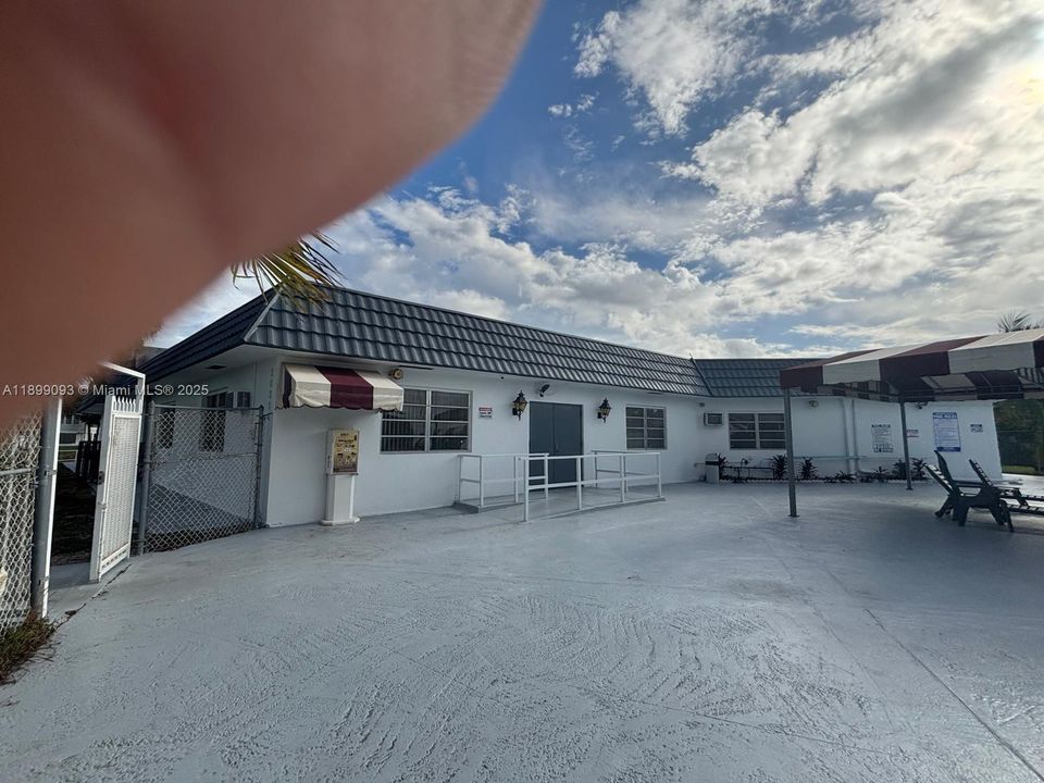 For Sale: $115,000 (1 beds, 1 baths, 692 Square Feet)