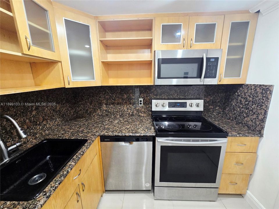 For Rent: $2,500 (0 beds, 1 baths, 590 Square Feet)