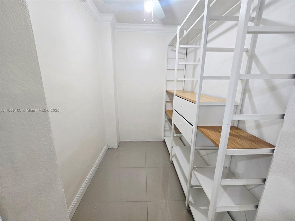 For Rent: $2,500 (0 beds, 1 baths, 590 Square Feet)