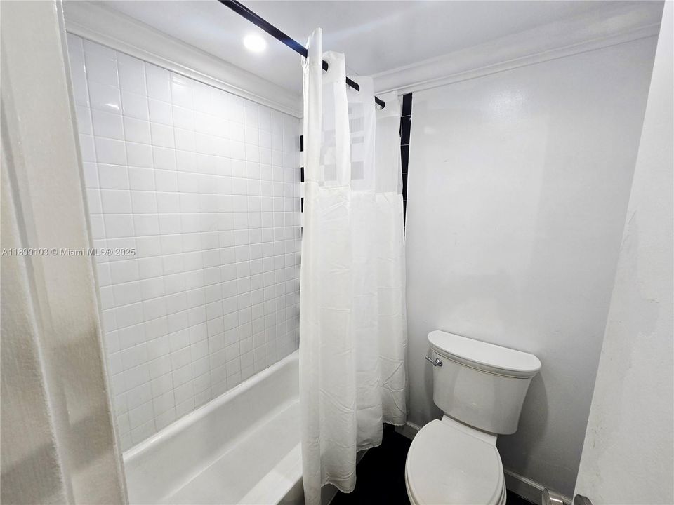 For Rent: $2,500 (0 beds, 1 baths, 590 Square Feet)