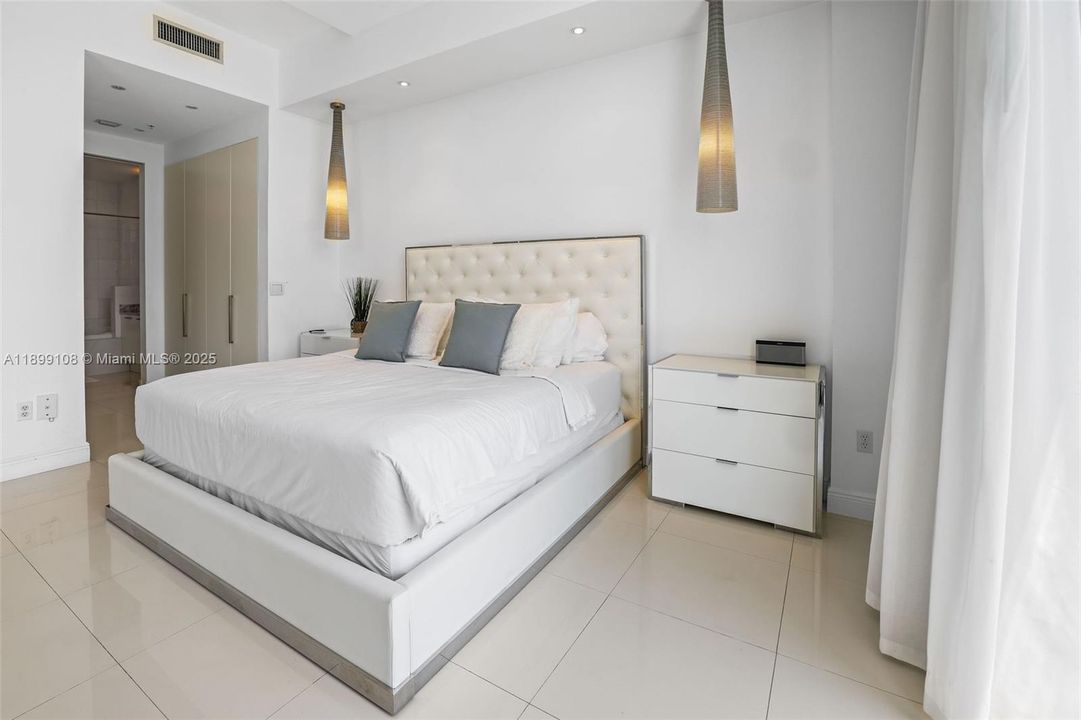 For Rent: $4,100 (1 beds, 1 baths, 966 Square Feet)