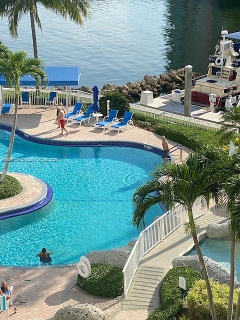 For Rent: $3,900 (2 beds, 2 baths, 1091 Square Feet)