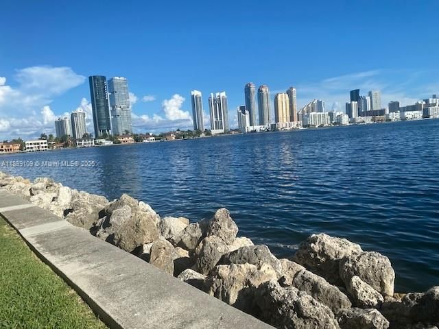 For Rent: $3,900 (2 beds, 2 baths, 1091 Square Feet)