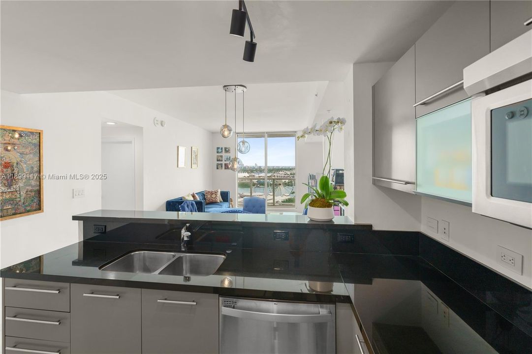 For Sale: $749,000 (2 beds, 2 baths, 1058 Square Feet)