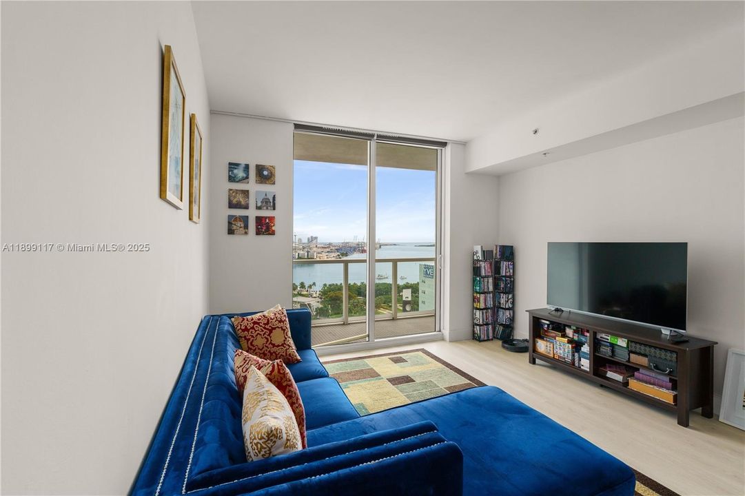 For Sale: $749,000 (2 beds, 2 baths, 1058 Square Feet)