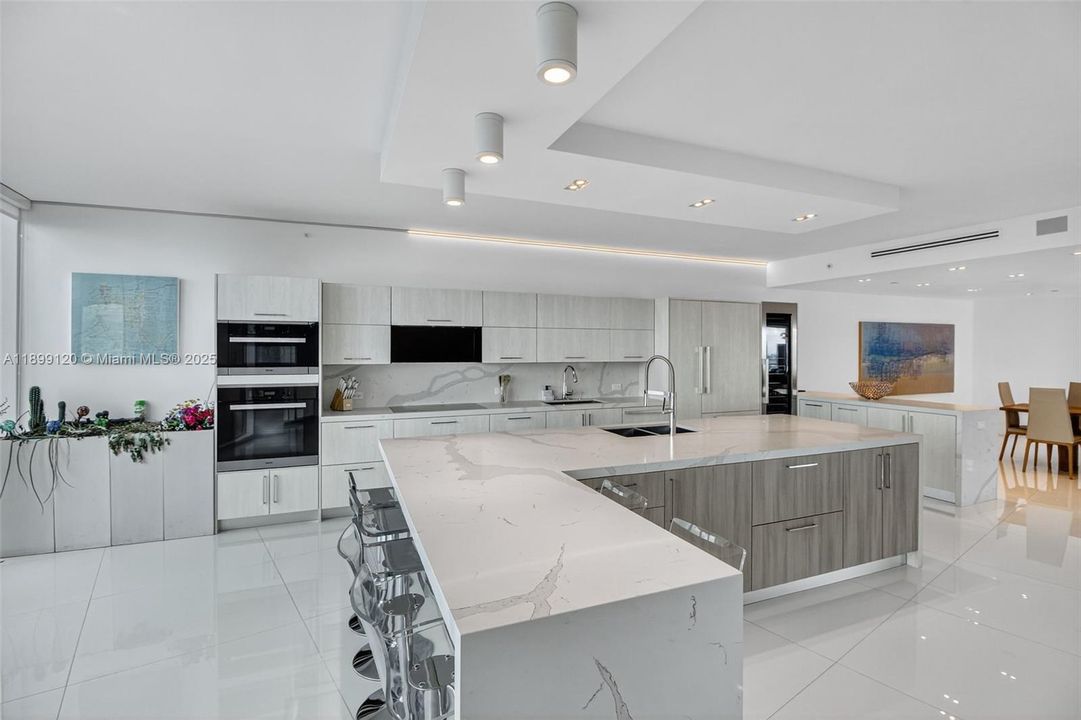 For Sale: $10,800,000 (3 beds, 4 baths, 5450 Square Feet)