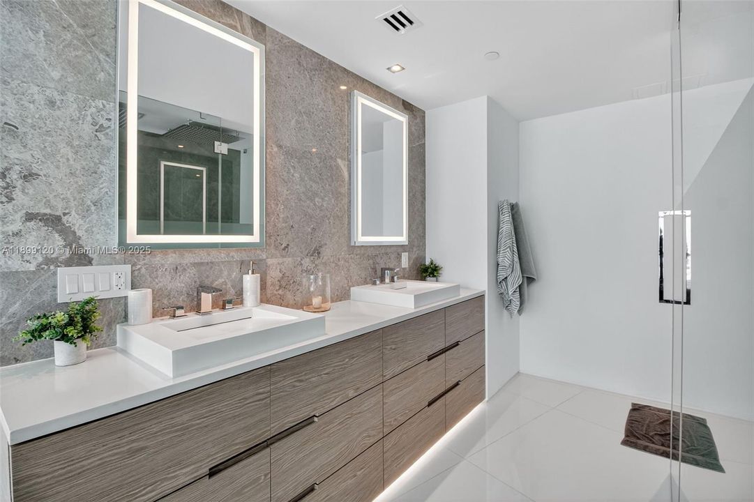 For Sale: $10,800,000 (3 beds, 4 baths, 5450 Square Feet)