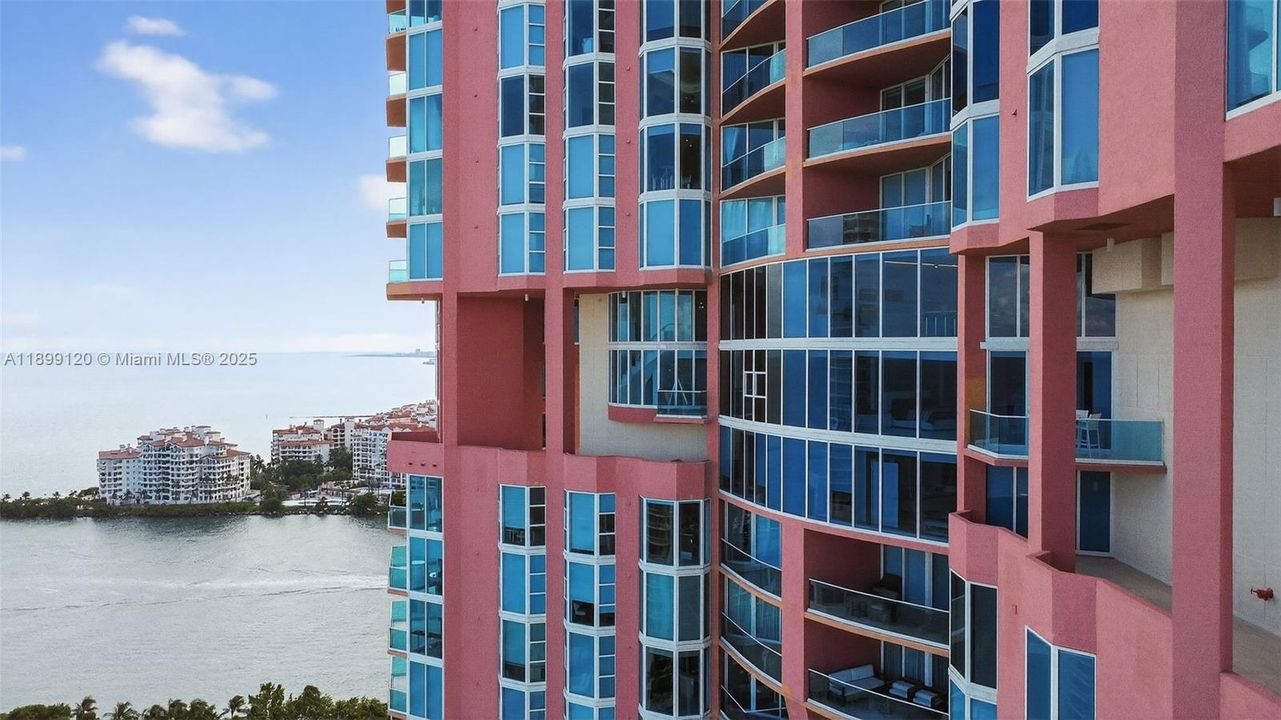 For Sale: $10,800,000 (3 beds, 4 baths, 5450 Square Feet)