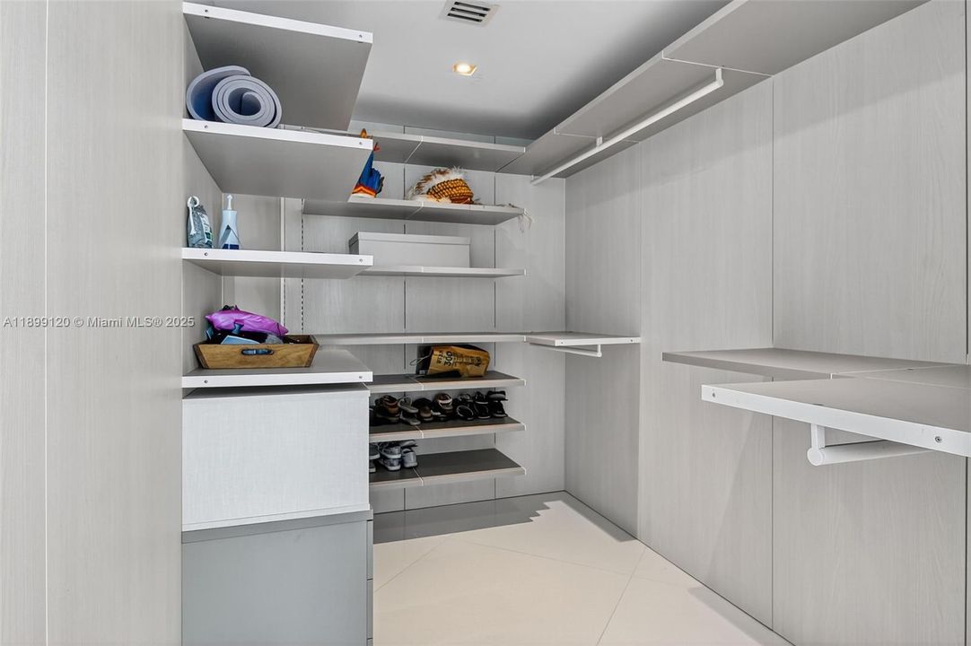 For Sale: $10,800,000 (3 beds, 4 baths, 5450 Square Feet)