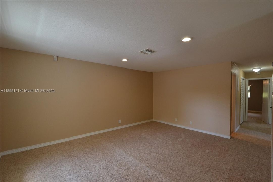 For Rent: $2,595 (3 beds, 2 baths, 1304 Square Feet)