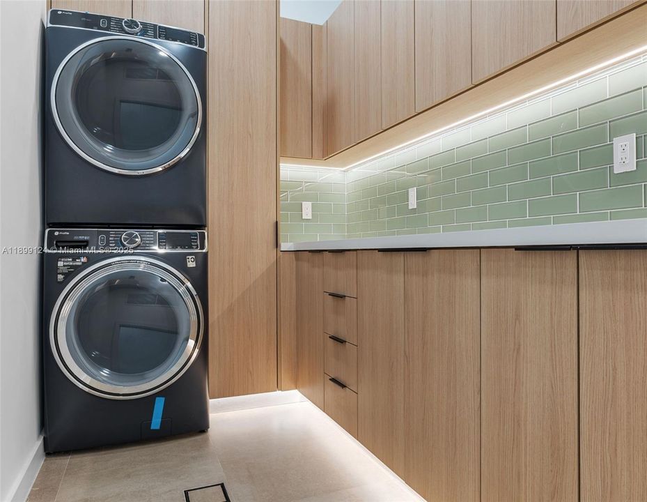 For Sale: $1,599,000 (3 beds, 4 baths, 2416 Square Feet)