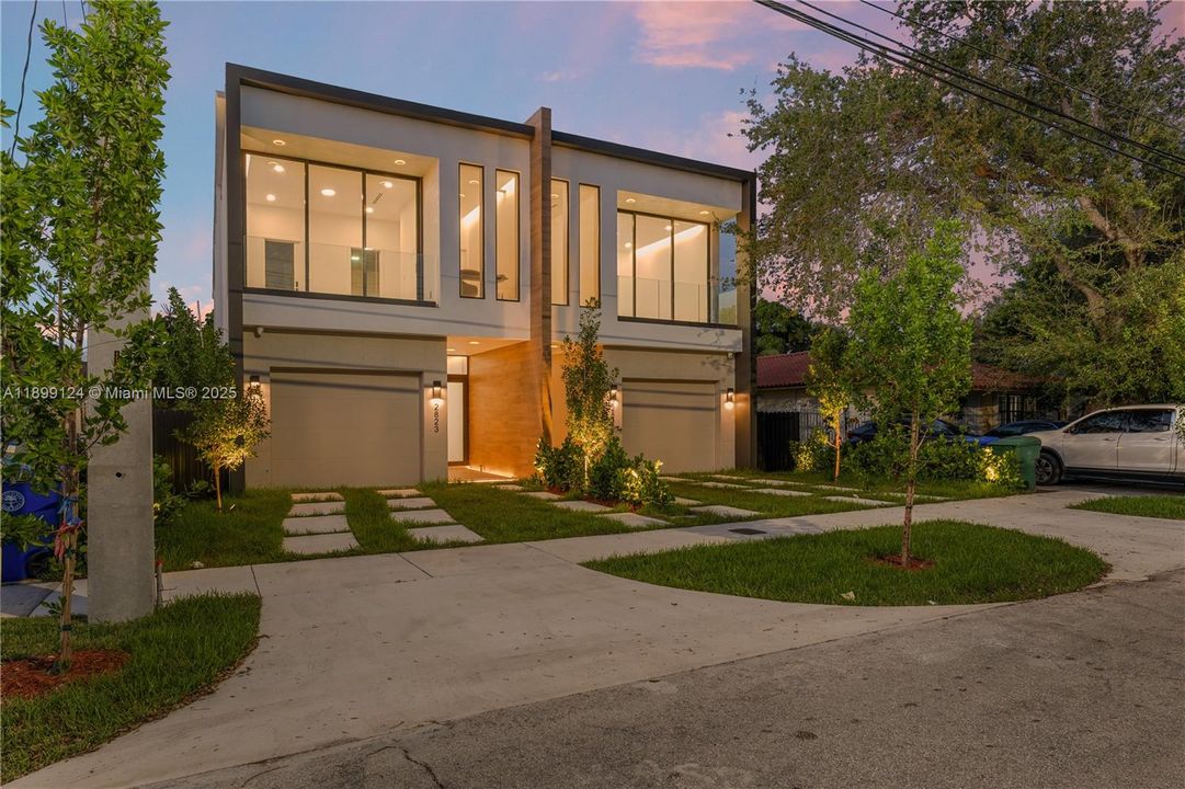 For Sale: $1,599,000 (3 beds, 4 baths, 2416 Square Feet)