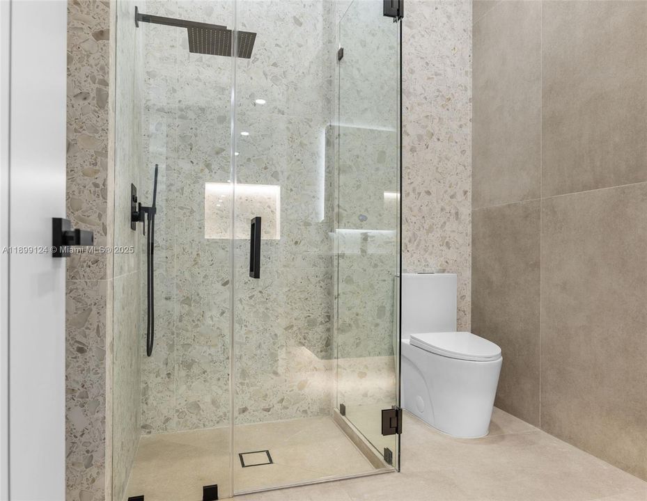 For Sale: $1,599,000 (3 beds, 4 baths, 2416 Square Feet)