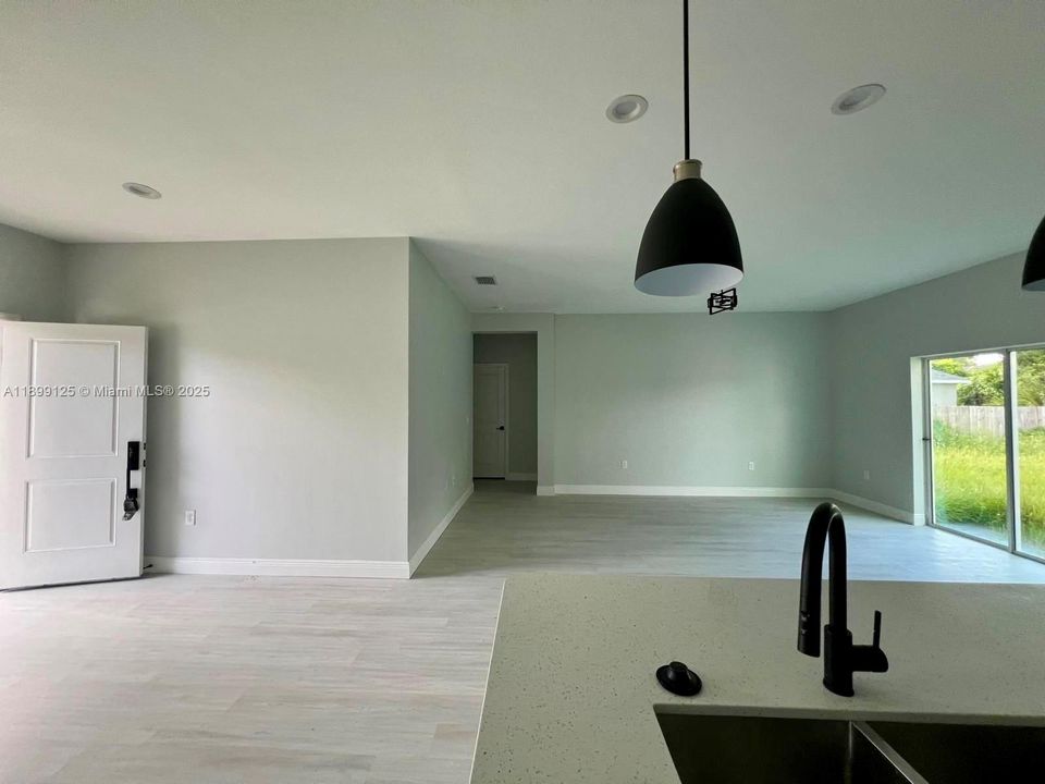 For Rent: $2,100 (4 beds, 2 baths, 1607 Square Feet)