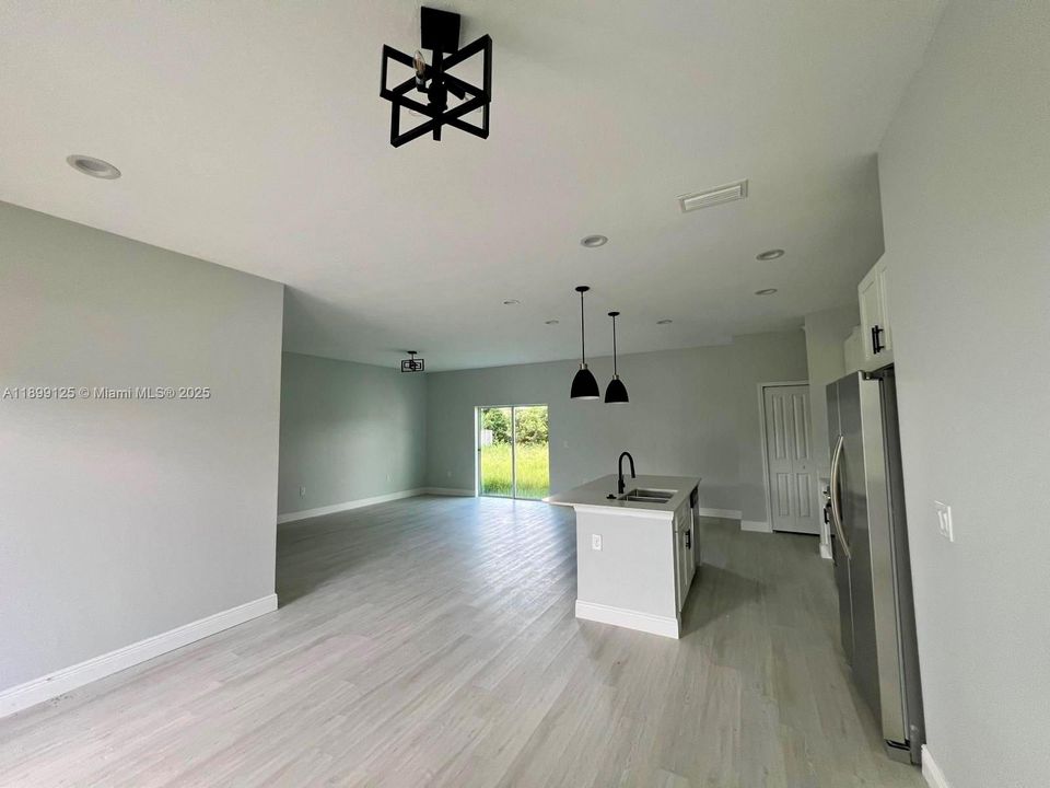 For Rent: $2,100 (4 beds, 2 baths, 1607 Square Feet)